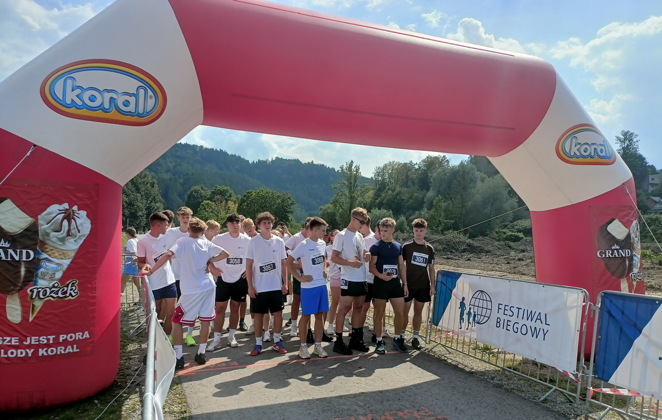 Zdjęcie 16 Festiwal Biegowy - Aktywny Małopolanin (7)2abe0e5d-6234-4746-afd7-d12d96ba9b7c.jpg w galerii Zawody sportowe Aktywny Małopolanin podczas 16 Festiwalu Biegowego